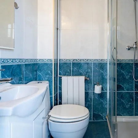Spacious 5-bedroom In Apartament