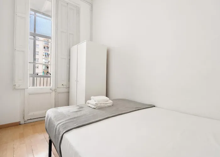 5br For 7 Elevator Walk To Sant Antoni Barcelona